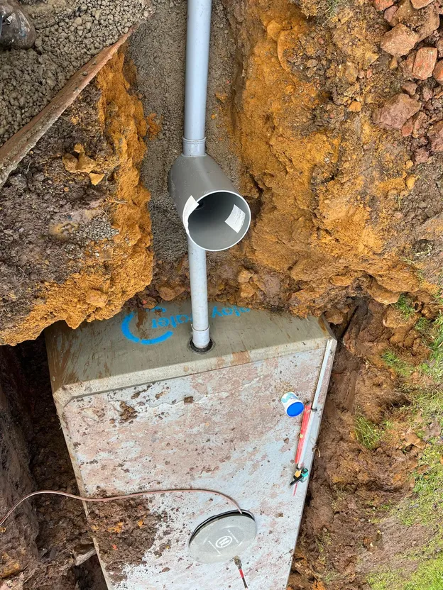 Chambre de visite en béton et tuyau en fond de fouille