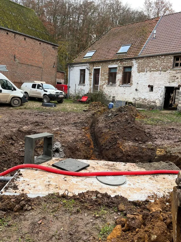 Citerne enterrée et tranchée de raccordement