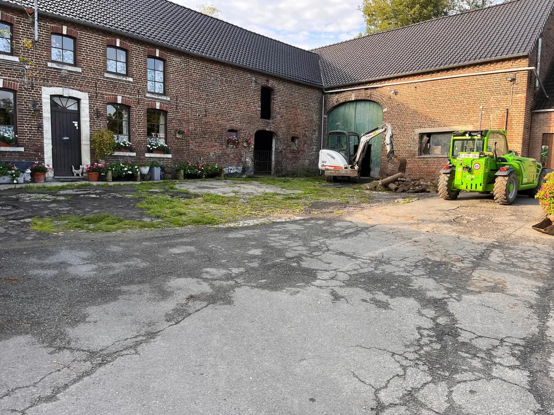 Cour de ferme avant travaux, engins sur place