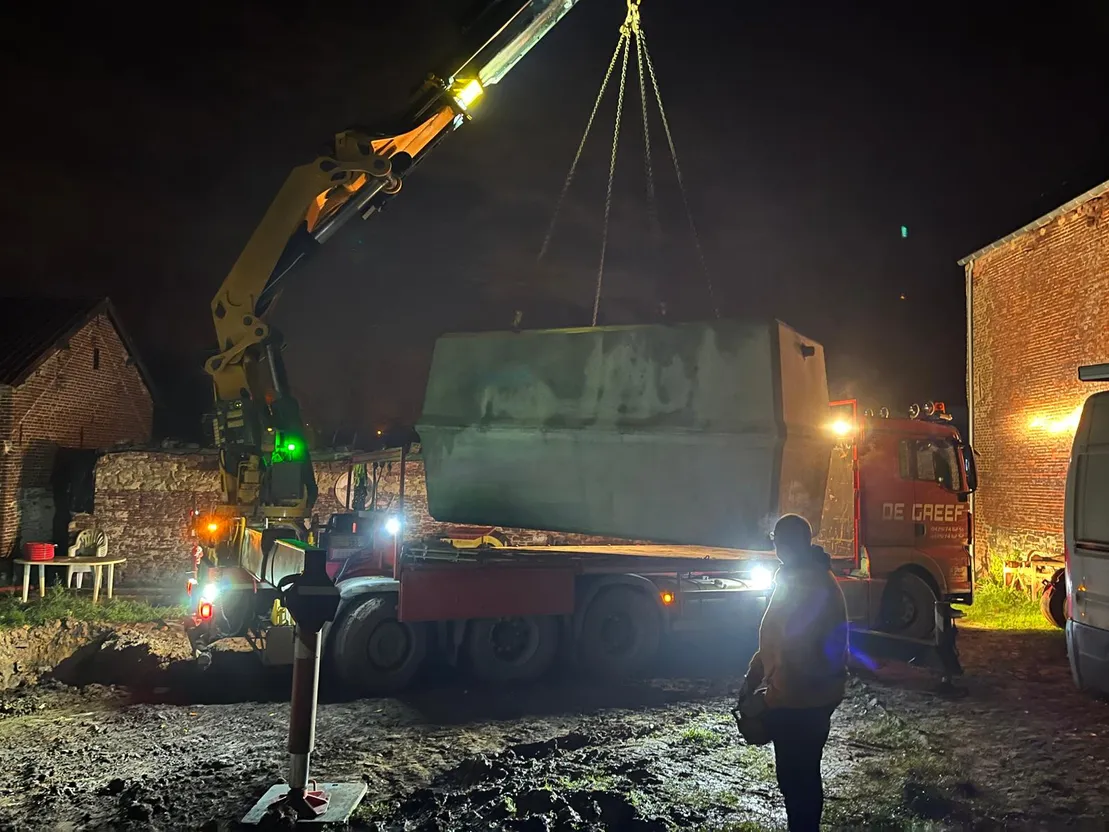 Livraison d'une cuve en béton au camion-grue, de nuit