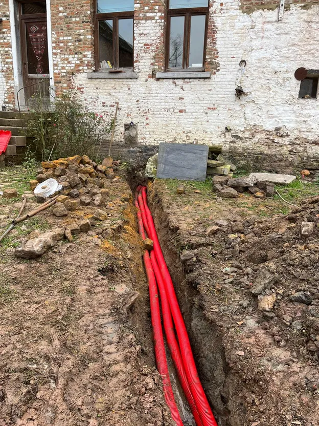 Gaines posées en tranchée vers une habitation